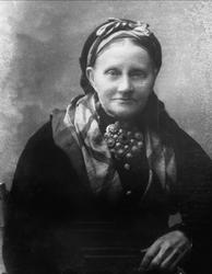 Avfotografering. Portrett, kvinne i telemarksdrakt med boles