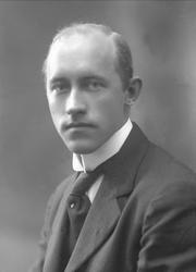 Portrett, mann i sjømannsuniform. Handelsflåten.