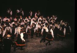 Norsk Folkemuseums dansegruppe   danser i Nasjonalteateret 7