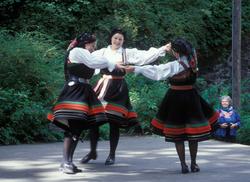 Norsk Folkemuseums dansegruppe danser på Friluftsteateret, b