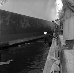 Skip legger til kai. Fred Olsens nye kai,  Oslo, mai 1956.