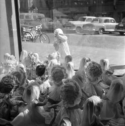 Vindusutstilling av dukker ved Saga kino, Oslo, 21.08.1958.