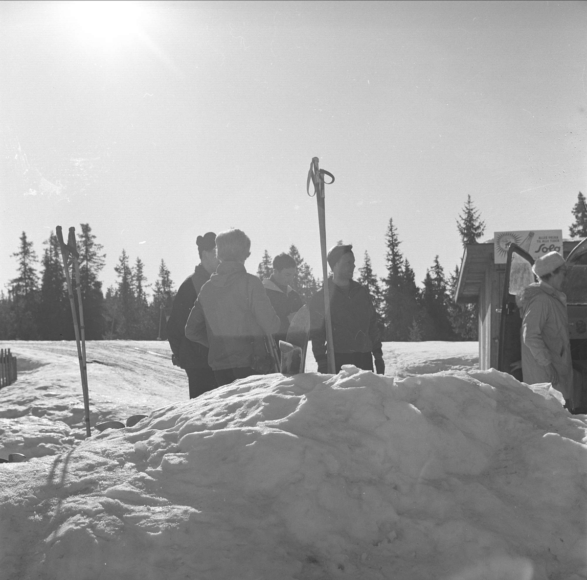 Øyer, Oppland, 25.03.1964. Skiturister.