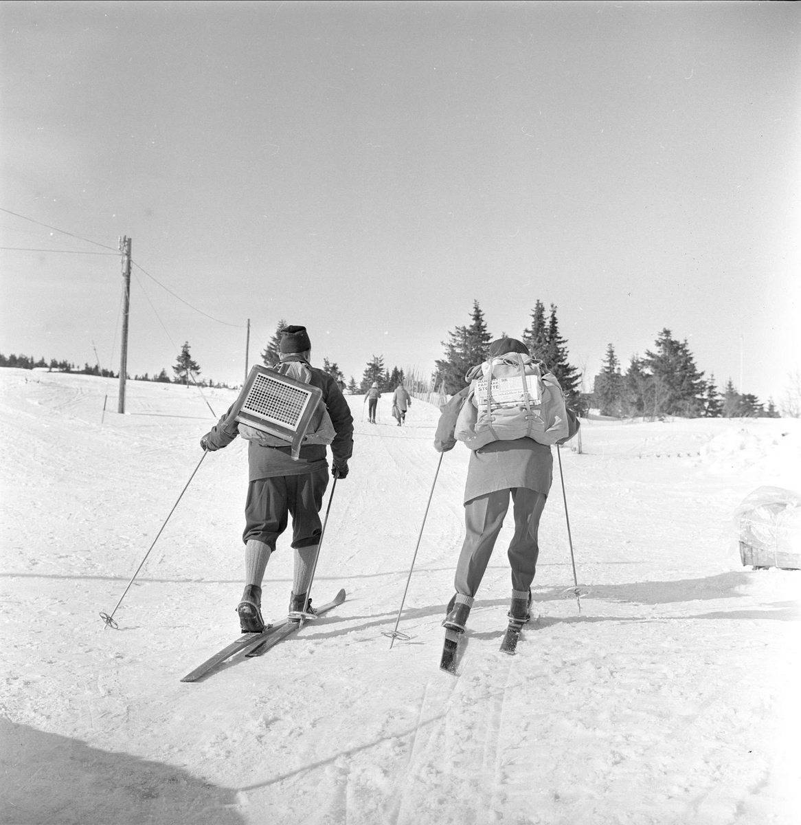 Sjusjøen, Ringsaker, Hedmark, april 1963. Skiløpere.
