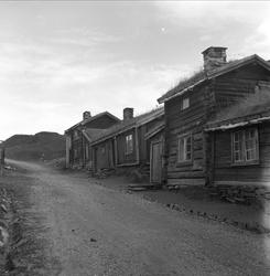 Røros, Sør-Trøndelag, 1966. Gate med gamle hus.