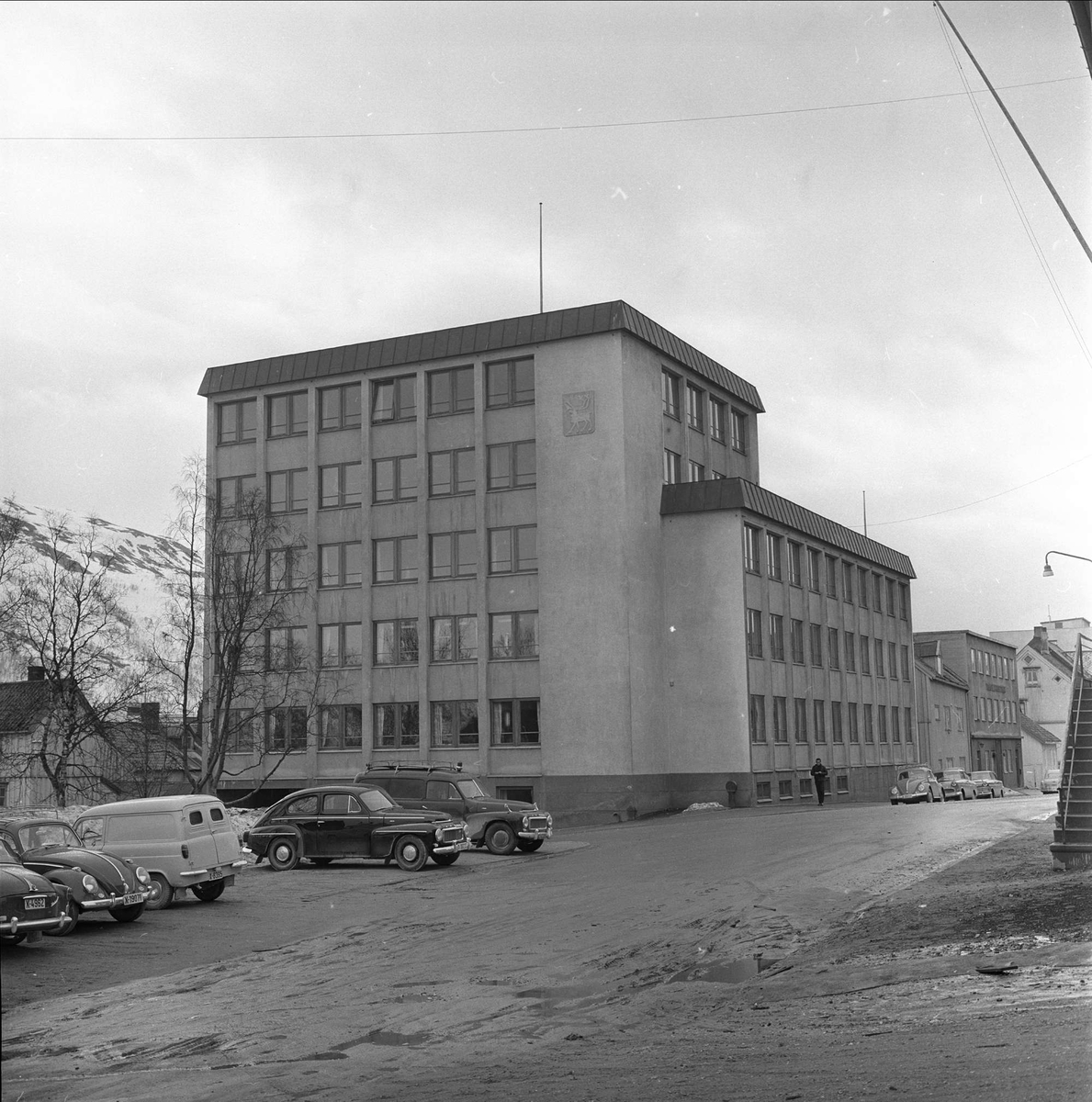 Tromsø, Troms, april 1963. Bygning og parkerte biler.