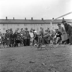 Teisen, Oslo, 17.05.1959. Trehjulssykkelløp, publikum.
