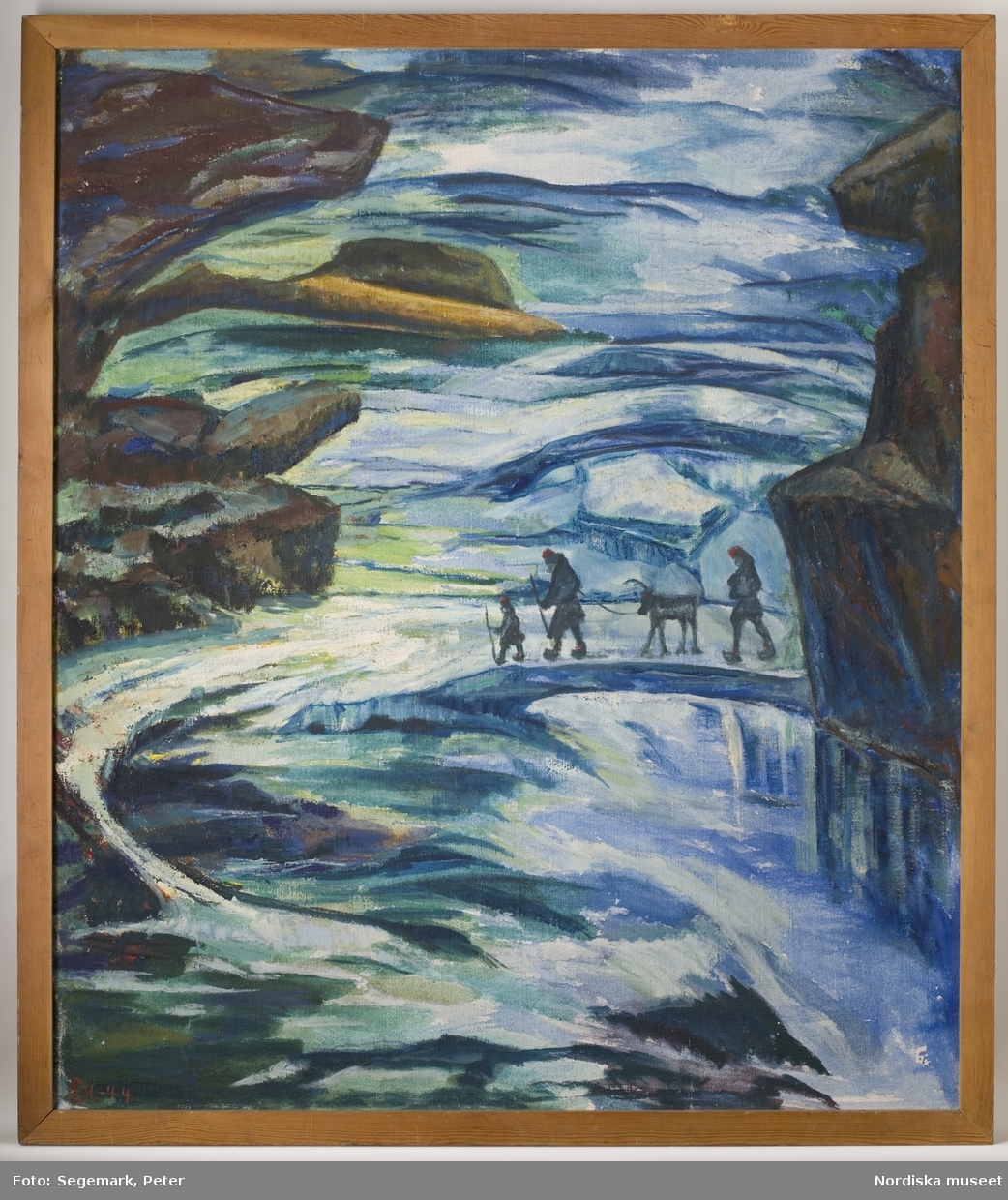 Målning av Emilie Demant Hatt, inv.nr NM.0246063. Samer och renar passerar en älv på en isbro.