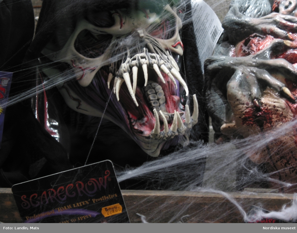 Halloween 2002. Dokumentation av halloweenskyltning i affärer och gator november 2002.
