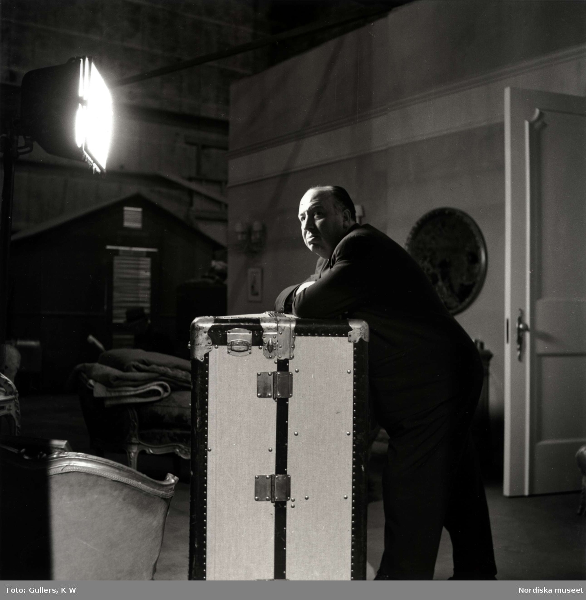 Filmregissören Alfred Hitchcock i en filmstudio.