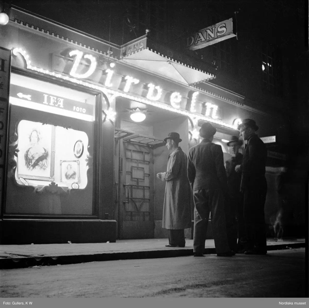 Swingpjattar utanför danspalatset Virveln, Stockholm.