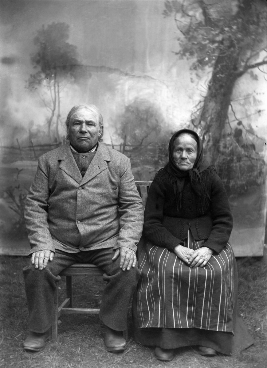 Hemmansägaren och kyrkvärden Näs Jonas Jonsson (1825-1908) med hustrun Margareta (1825-1915). Särna, Dalarna.