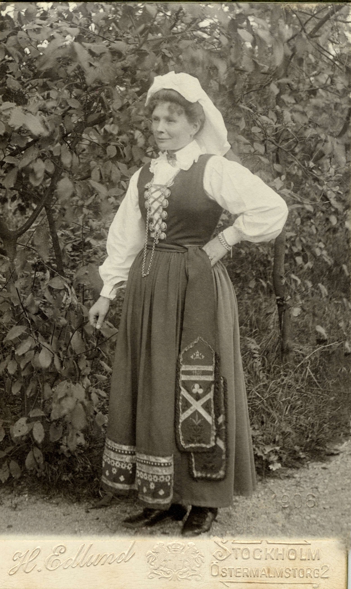 Kvinna poserar i folkdräkt från Skåne.
