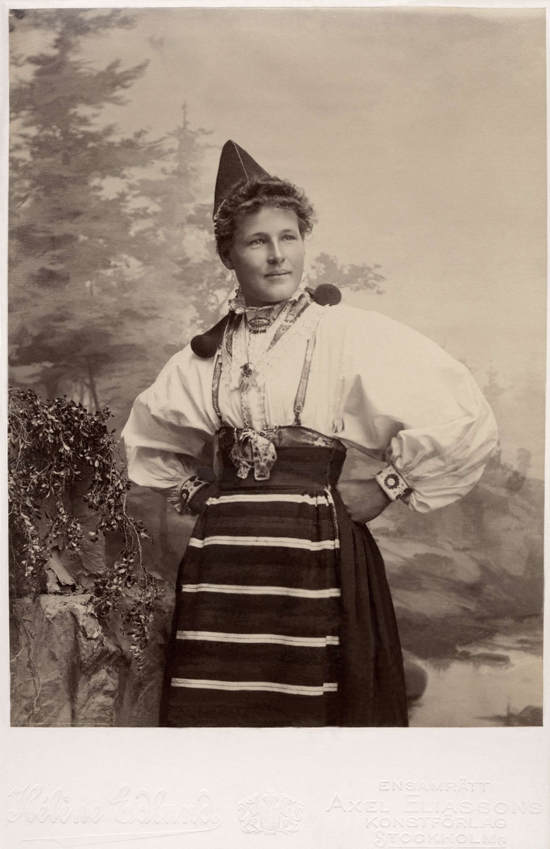 Kvinna poserar i en folkdräkt från Dalarna.