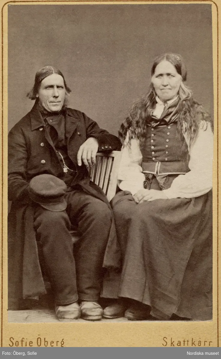 Porträtt av ett par iklädda folkdräkter. Olof Persson och Sigrid Lardotter