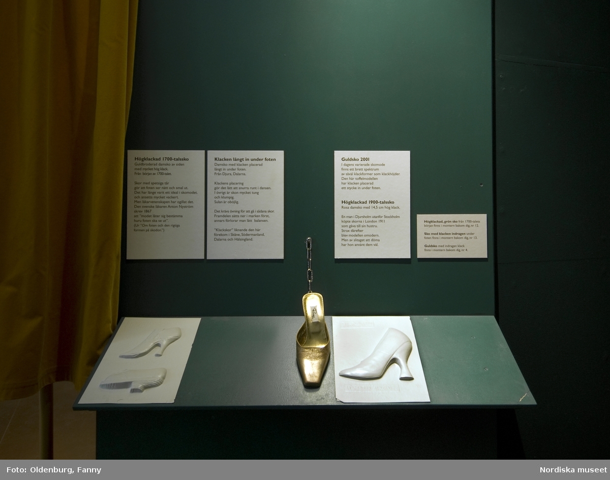 Utställning. Nordiska museets utställning Skor 29/9-01 - 24/8-08. Utställningen Skor visar ca 300 skor från 1600-talet fram till början av 2000-talet.
