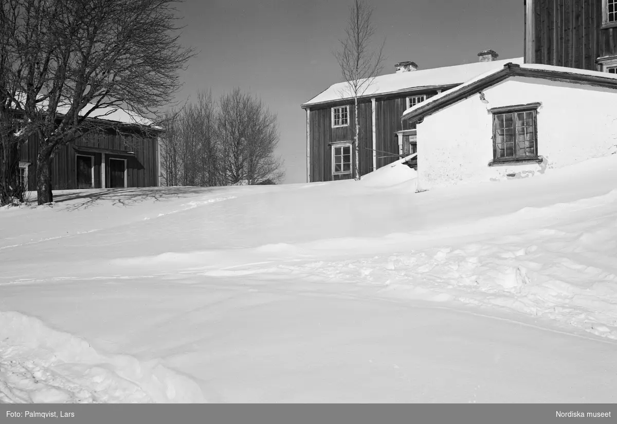 Jämtland. Offerdals sn. Grötom by.
Nils Olssons gård. Från vänster bodlänga, mangårdsbyggnad, källare, kammarsbyggnad. 