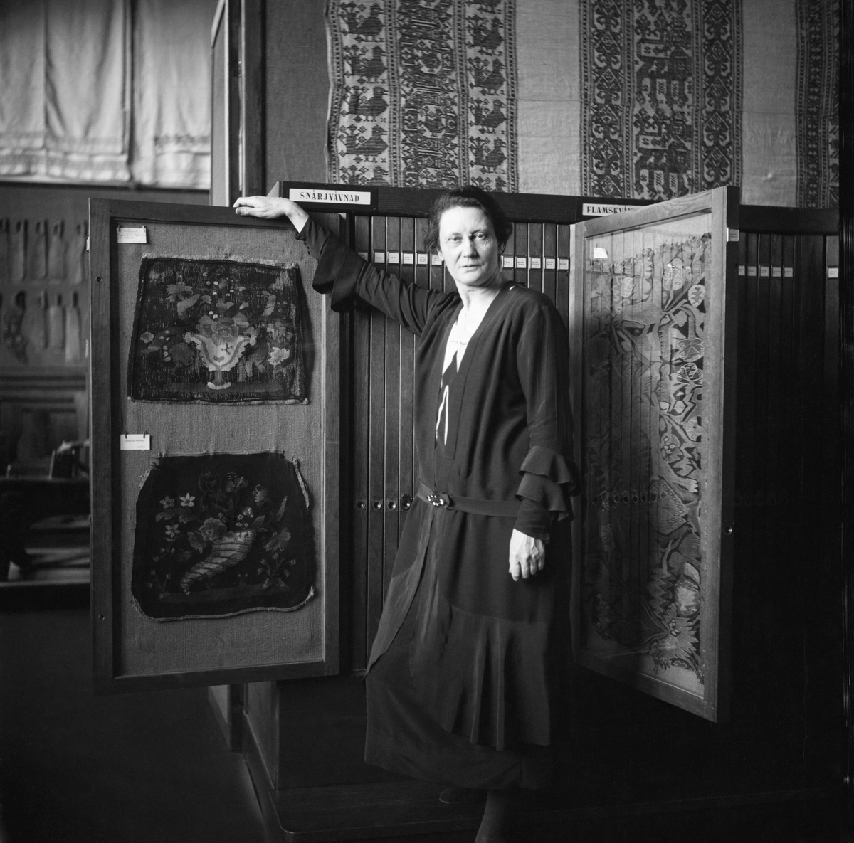 Emelie von Walterstorff i textila studiesamlingen på Nordiska museet. Hon arbetade på Nordiska museet mellan 1903 och 1933 som textilexpert och konstnär. Bland annat avbildade hon museiföremål i akvarell på katalogkort.