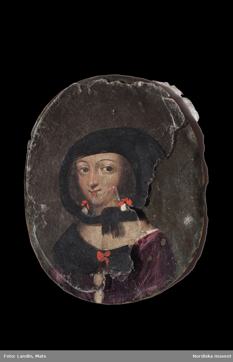 Miniatyrportätt från 1640-talet, påklädningsdocka, föreställande drottning Kristina. Till porträttet hör 13 glimmerskivor med påmålade dräktdelar, när de placeras ovanpå porträttet byter flickan kläder.
Nordiska museets föremål inv.nr 266394