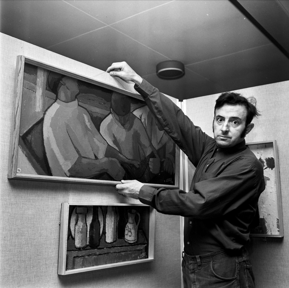 Konstnären Ramón Larruy i Hernandez ställer ut, Tierp, Uppland 1973