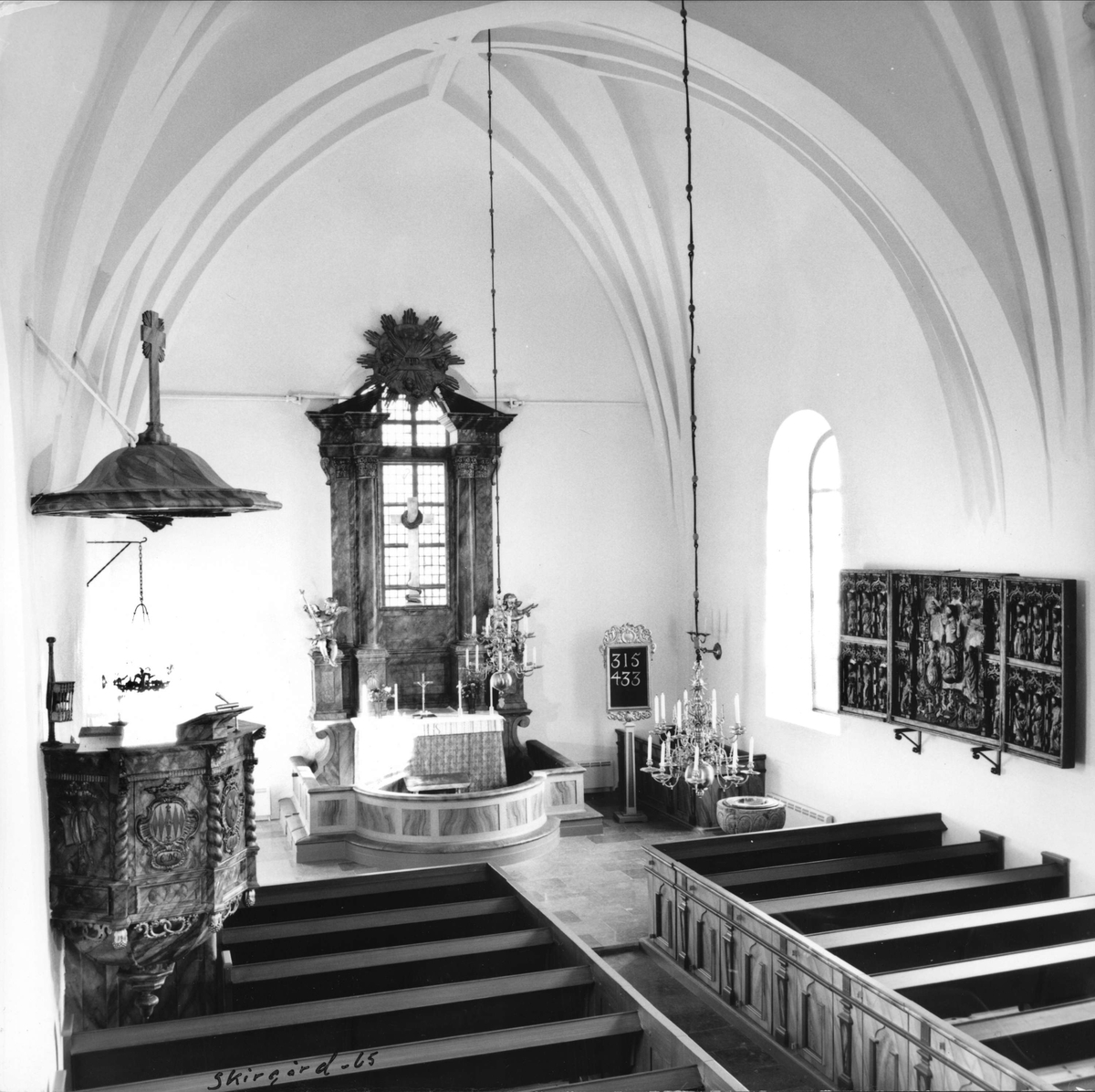 Interiör i Tegelsmora kyrka, Uppland år 1965