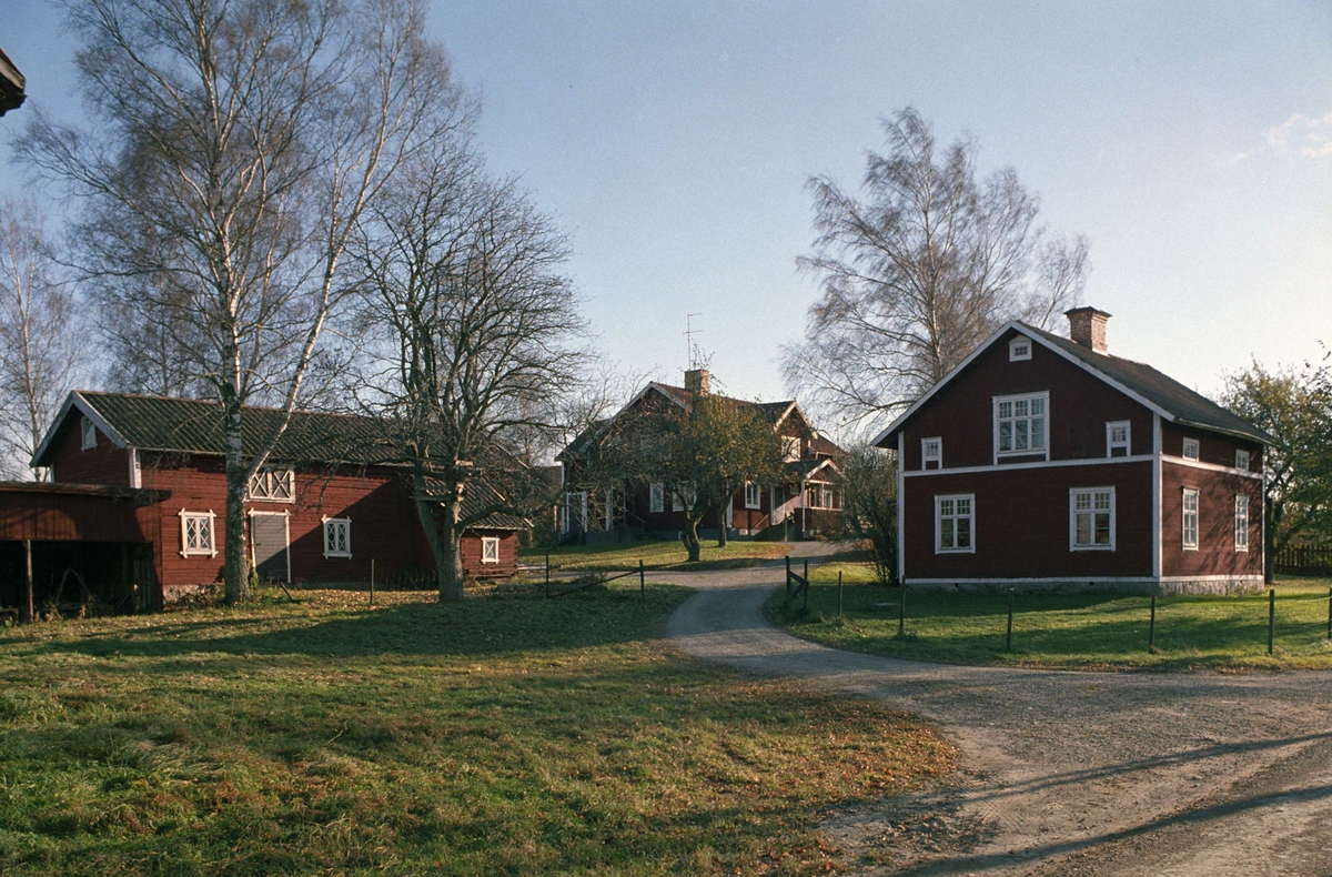 Sävasta by, fotograf John Alinders gård i förgrunden, Sävasta, Altuna socken, Uppland 1988