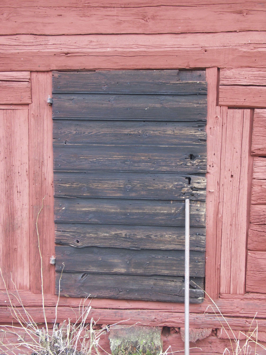Utåtgående dörr på överkragande enkelbod, Brötena, Ytternuttö, Börstils socken, Uppland december 2004
