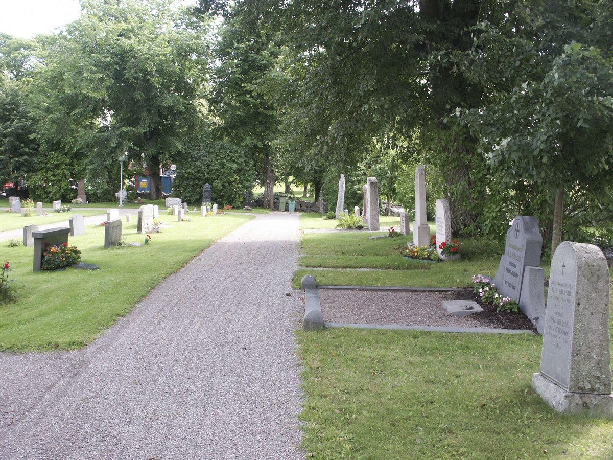 Kyrkogården vid Kalmar kyrka, Kalmar socken, Uppland 2005