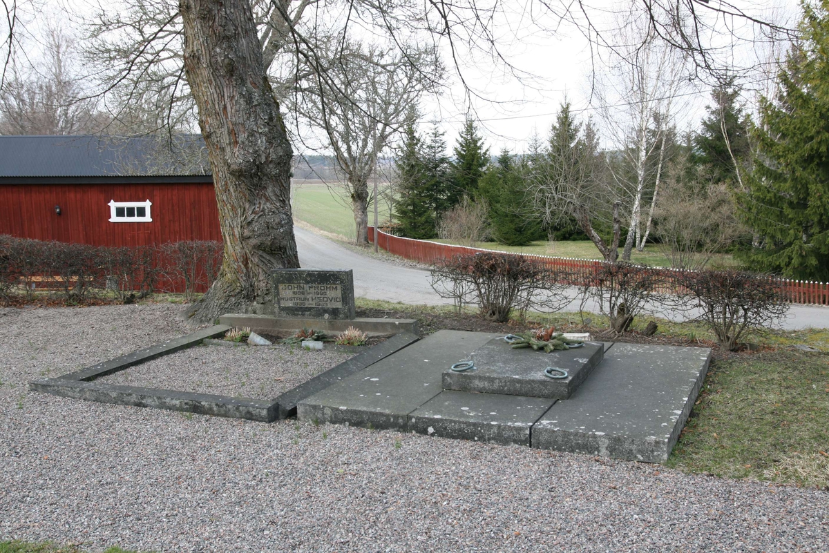 Grusgravar på kyrkogården vid Härnevi kyrka, Härnevi socken, Uppland 2008