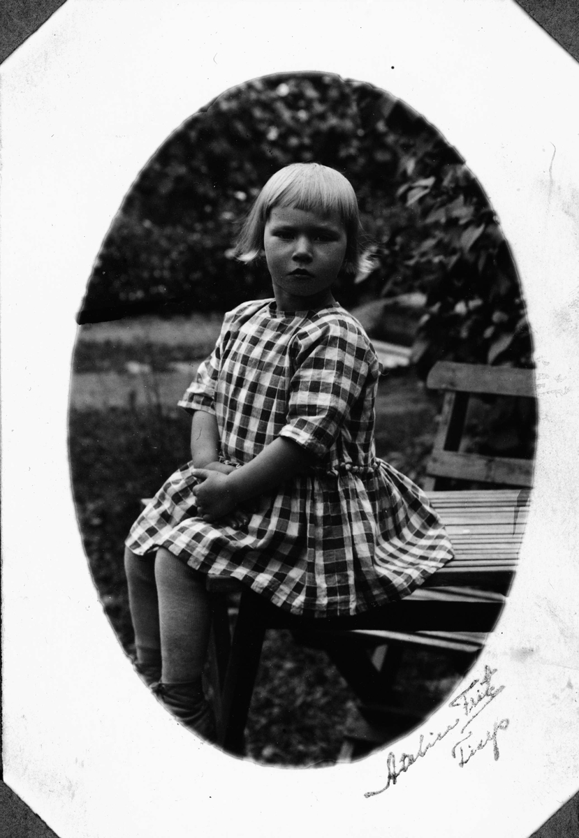 Dagmar Karlsson, fyra år gammal, Hillebola, Österlövsta socken, Uppland 1929