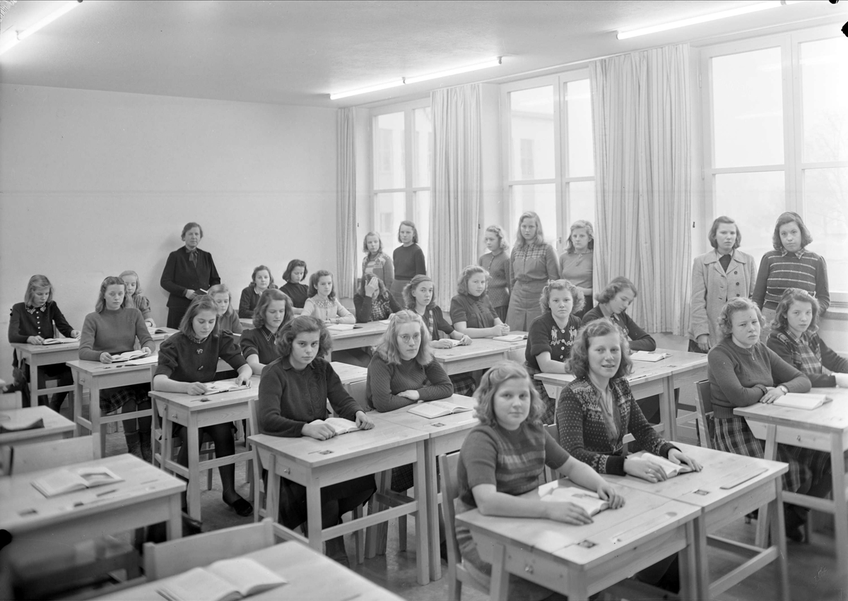Flickor i skolsal, Praktiska Mellanskolan, kvarteret Luthagsstranden, Uppsala
