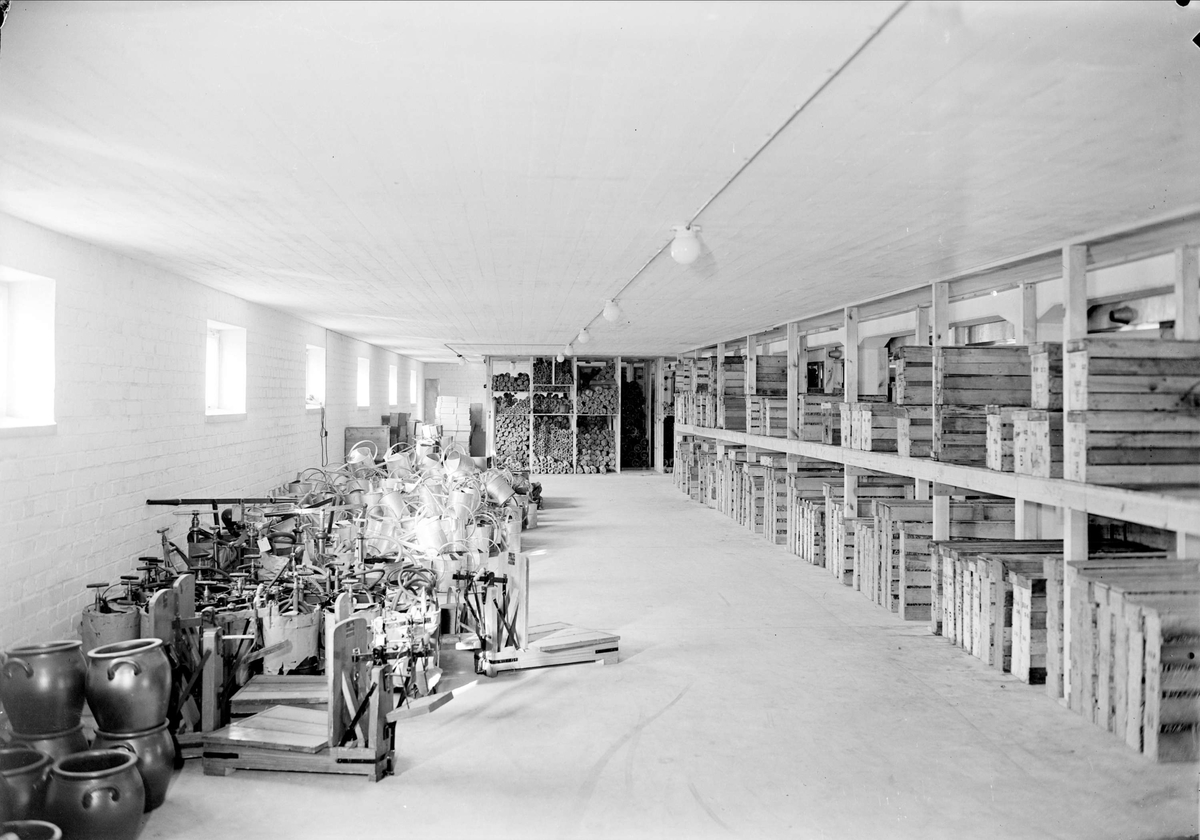 AB Wolrath & Co:s järnaffär, Uppsala, interiör i lagerlokal oktober 1941