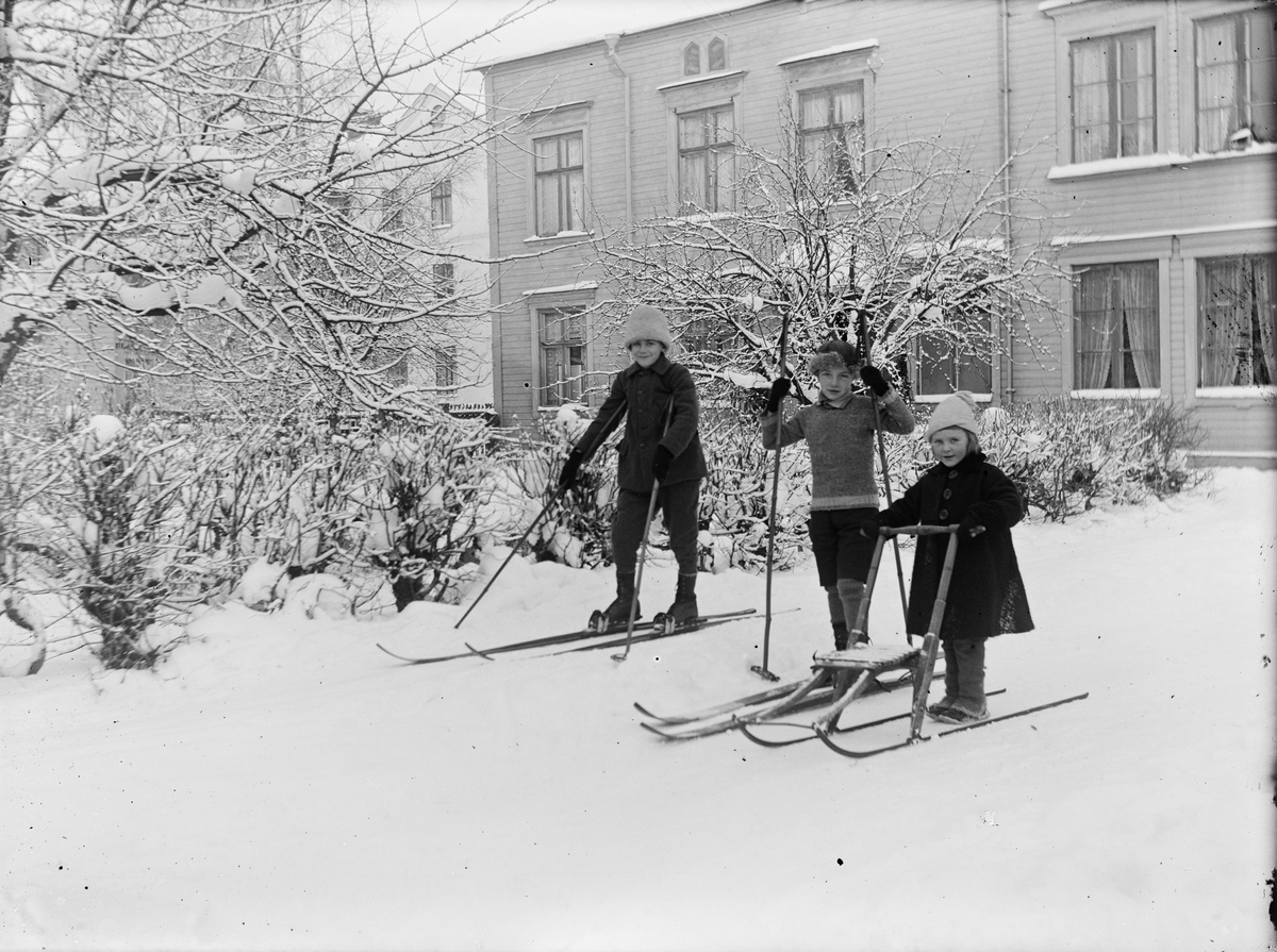 Sannolikt Inga-Britt, Rolf och Kalle Ärnström, Uppsala 1920-talet