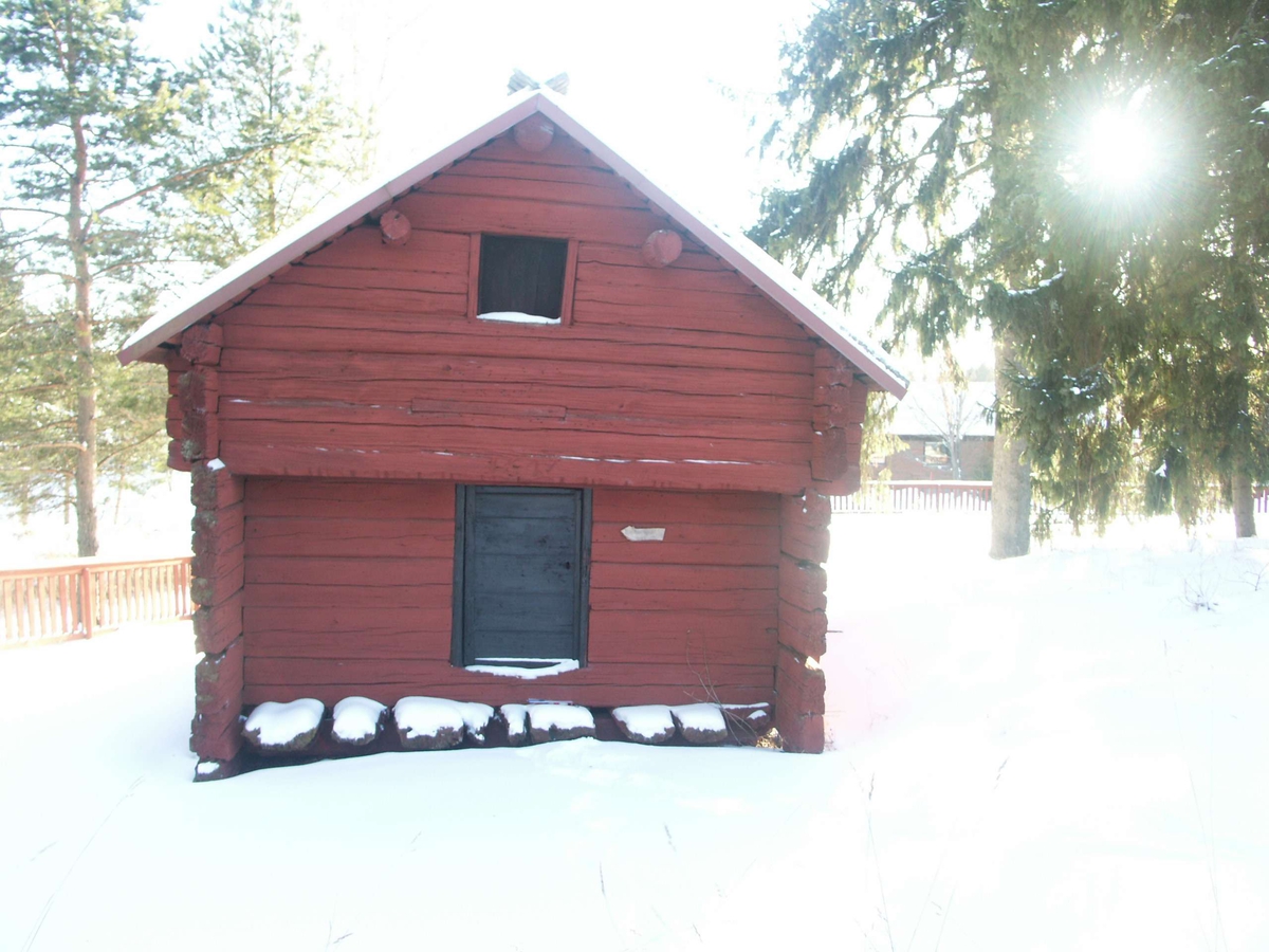 Överkragande enkelbod flyttad 1936 till Österlövsta hembygdsgård, Österlövsta socken, Uppland