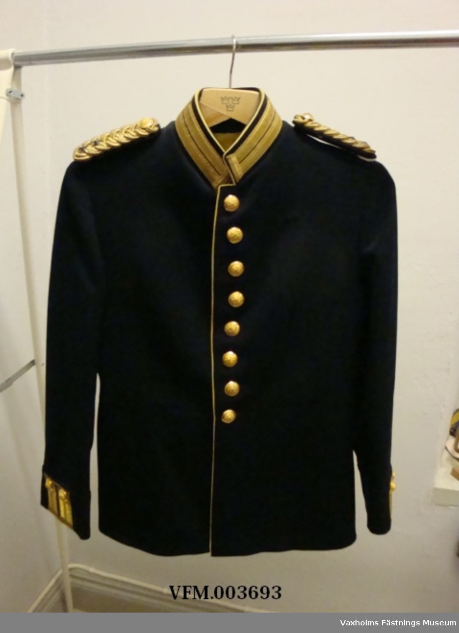 Vapenrock av blått kläde för reg off vid Svea Livgarde (övlt gradbeteckning)

+ 1 par paradkängor, svarta.