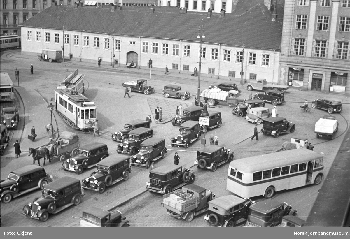 Biltrafikk på Jernbanetorget, Oslo