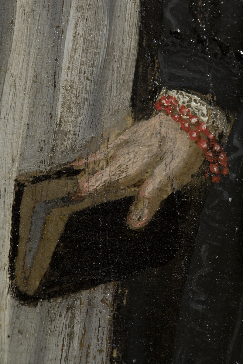 Fra katalogkort:
"Bildet ved innkomsten delvis dekket av sort maling. Behandlet i 1923 av malerikonservator G. Gotaas. Baksiden av platen har vært benyttet som hakkefjel. Rammen delvis fornyet og nå også oppmalt med sort limfarge. Bildet har opprinnelig vært innpasset i større dekorativ ramme. Ukj. opprinnelse og maler, likeså familie, må stamme fra tiden omkring 1650. Adam van Breen sies å ha oppholdt seg i Christiania 1629-42. (Østby: Norsk portretter). 
Sml. epitafium av viseadmiral Jørgen Bjørnsen m.fam. i Holmen k.
Sml. epitafium av Ole Torgersen, prest til Bjørnå, ca. 1637-79, med hustru og 8 barn; særlig pikene har stor likhet. (Roan k.).
Jfr. Grevenor: Norsk malerkunst, s. 175: Adam van Breen?
NF Årsberetning 1923-24."