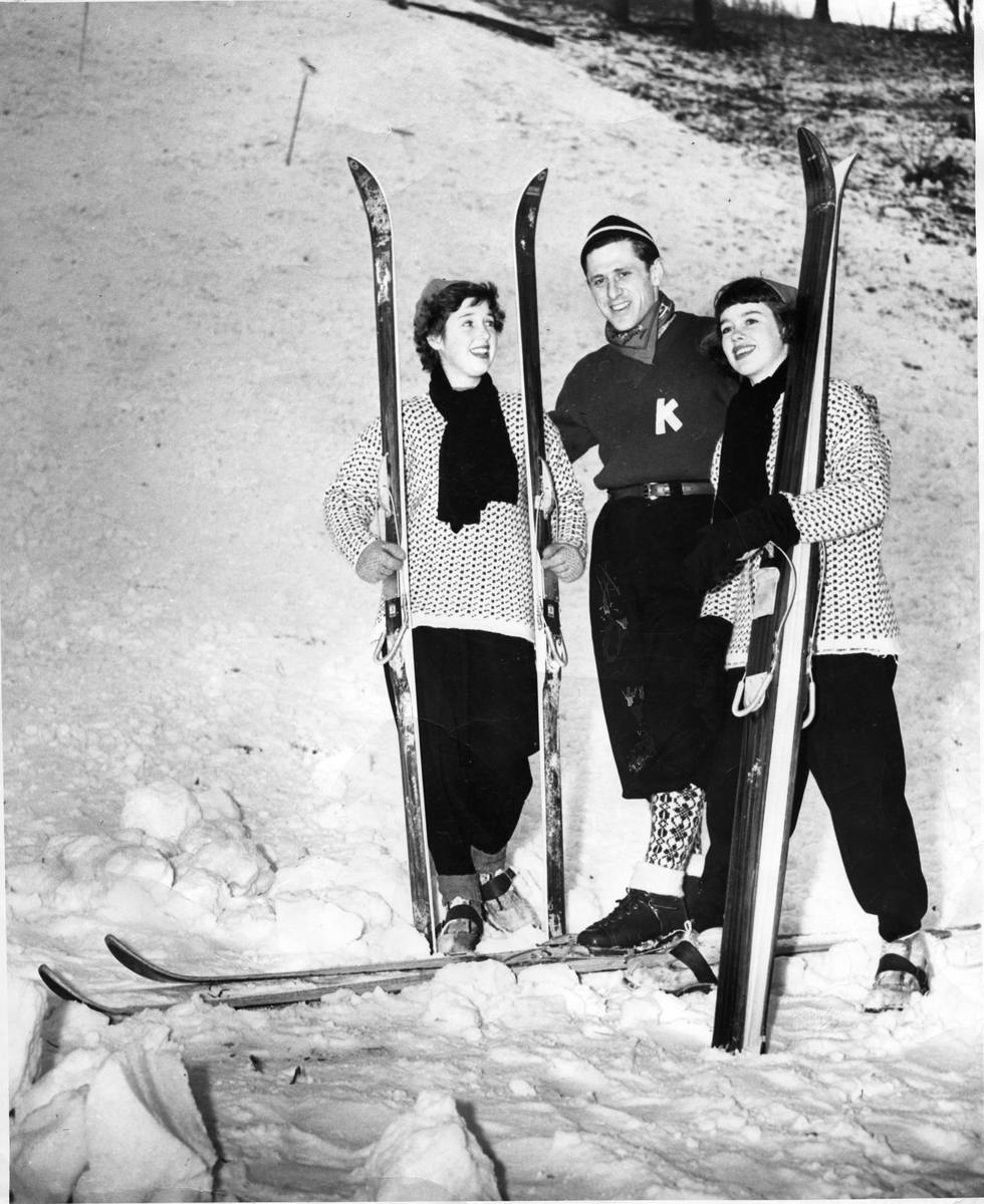 Petter Hugsted med to amerikanerinner under turne i USA. Petter Hugsted with two ski ladies in the USA.