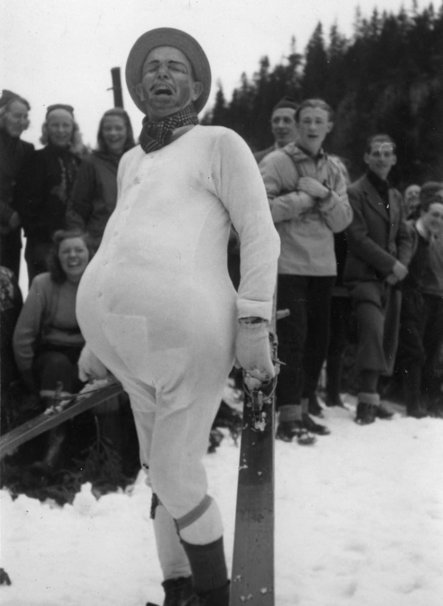 Sigmund Ruud under sørperenn på Kongsberg. KIF-skier Sigmund Ruud at fancy-dress ball at Kongsberg.