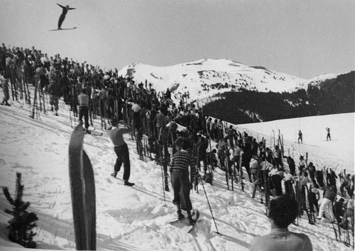 Utsyn over bakken. Sigmund Ruud i svevet. Overview of jumping hill. Sigmund Ruud in action.