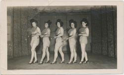 Fem unge kvinner danser. Antatt revyforestilling i Vardø