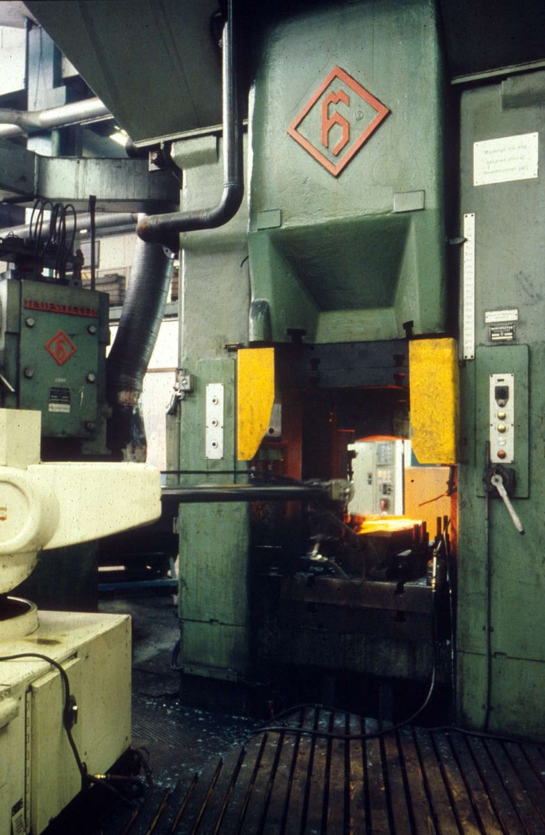 En av de første roboterne på Kvernelands Fabrikk A/S: produksjon av plogskjær.