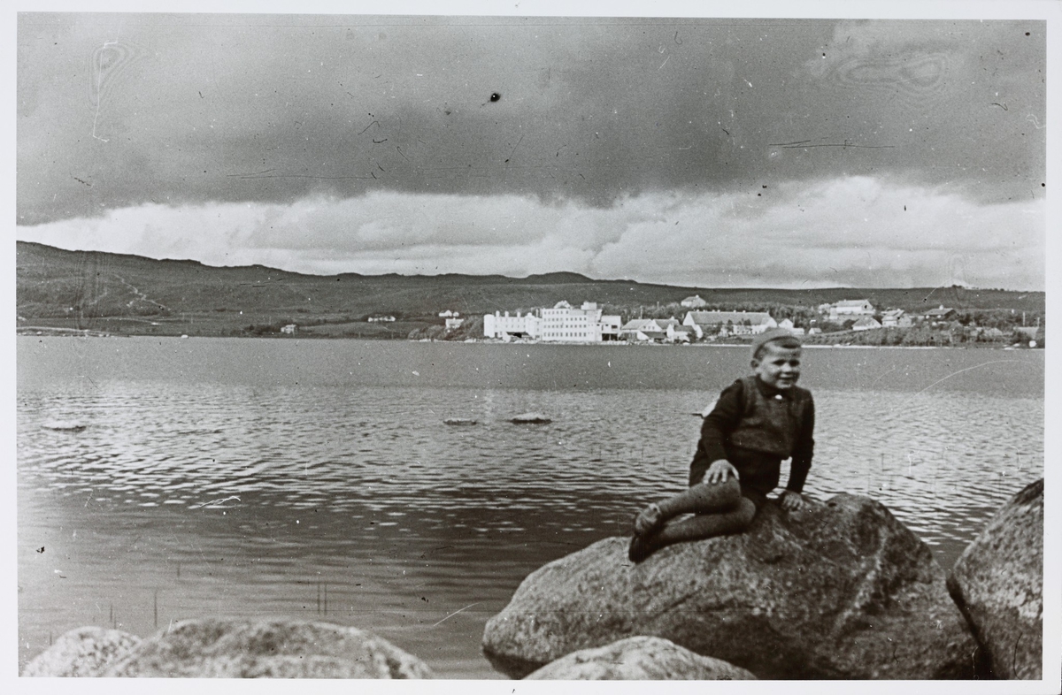 Ole Gunnar Kverneland på Netlandstangen ved Frøylandsvatnet, ca. 1945, Kvernelands Fabrikk A/S i bakgrunnen