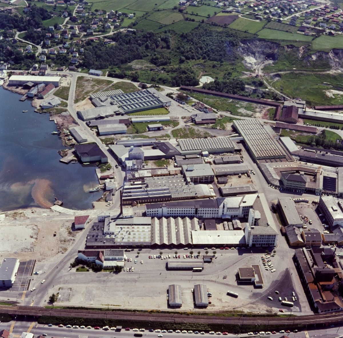 Sandnes: fabrikkene i Vågen, øverst konfeksjonsfabrikken, midt på bildet sykkelfabrikken "Nr. 11", nederst "Ruten" - Flyfoto