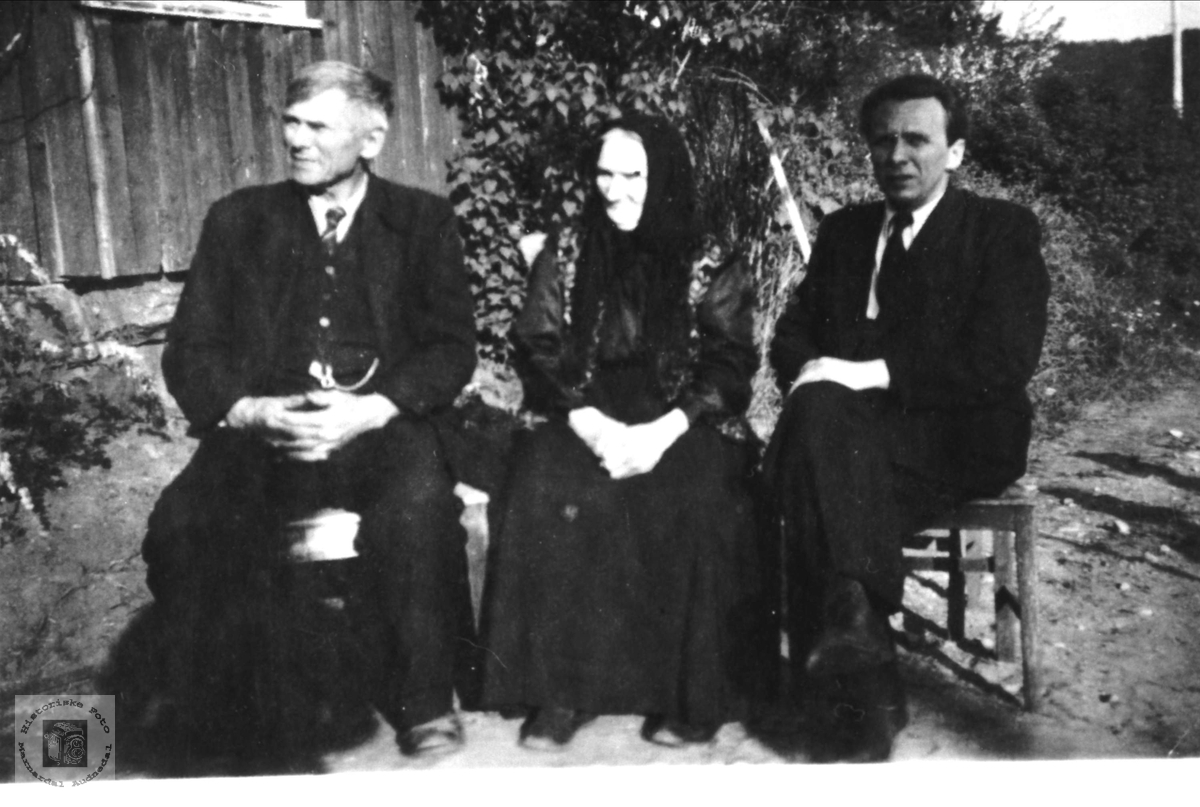 Familieportrett Aanen, Anne Severine og Lars Rødland, 3 generasjoner.