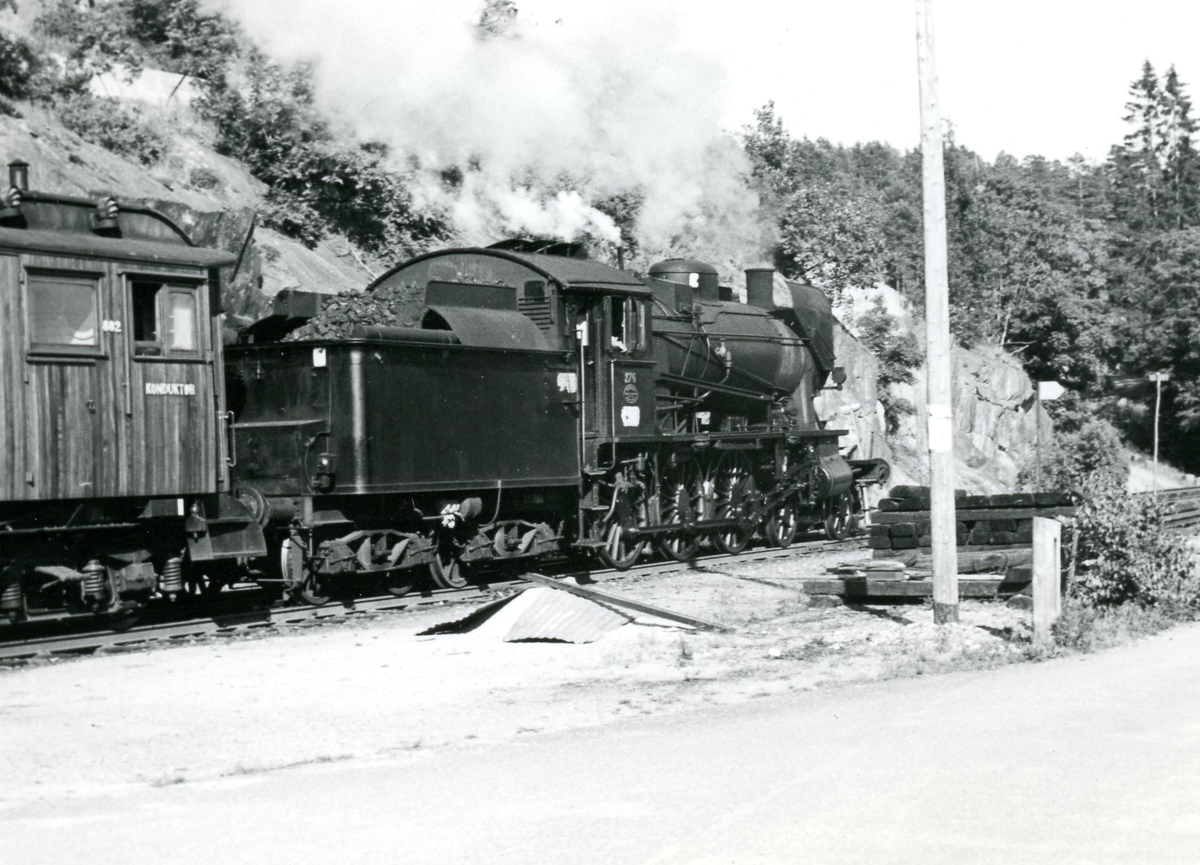 Damplokomotiv type 30a nr. 276 med persontog fra Kragerø til Neslandsvatn på Vadfoss holdeplass