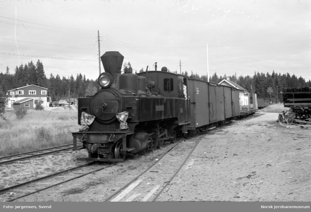 Damplokomotiv nr. 4 "Setskogen" med tog til Skulerud skifter på Hjellebøl stasjon