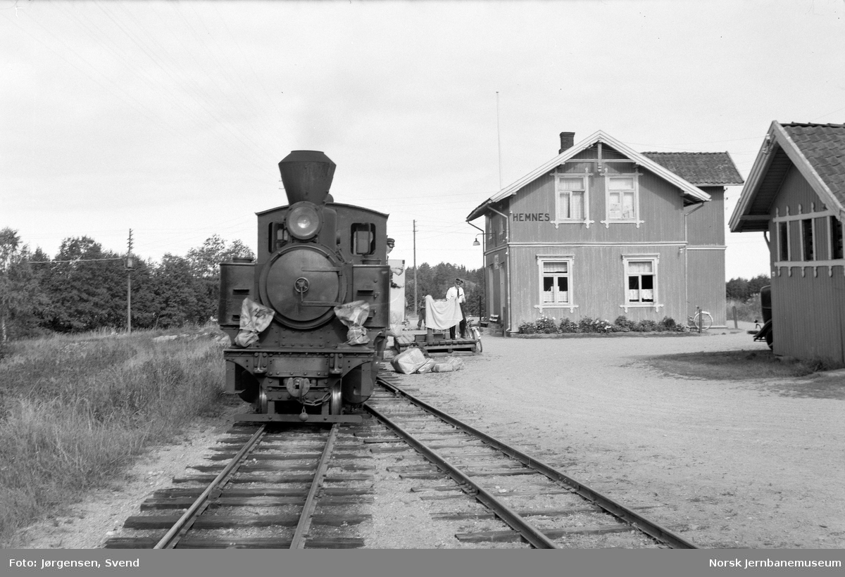 Hemnes stasjon med damplokomotiv nr. 4 "Setskogen" foran toget