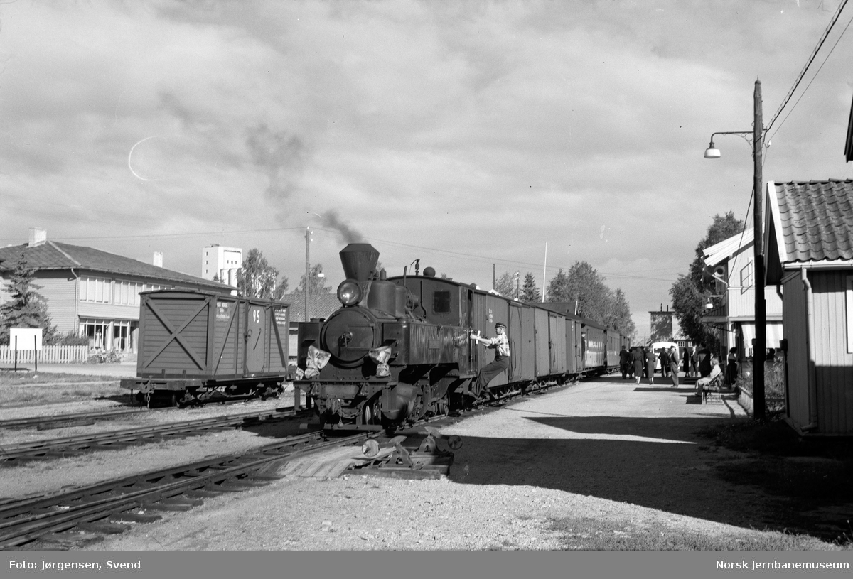 Damplokomotiv nr. 4 "Setskogen" med tog mot Skulerud på Bjørkelangen stasjon