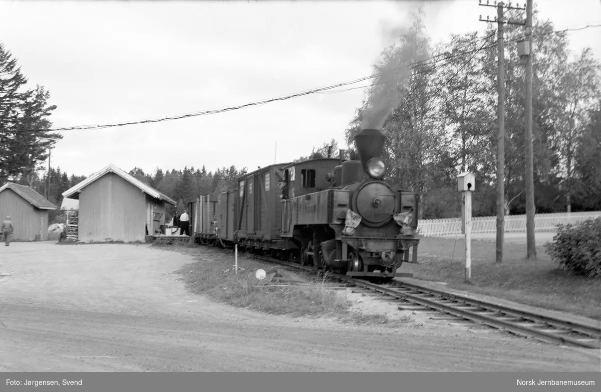 Damplokomotiv nr. 4 "Setskogen" med tog i retning Skulerud på Aurskog stasjon